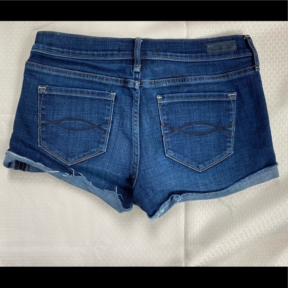 Abercrombie & Fitch•Distressed Rolled Hem Denim Women’s Shorts,Size 27/2, EUC - Picture 6 of 11
